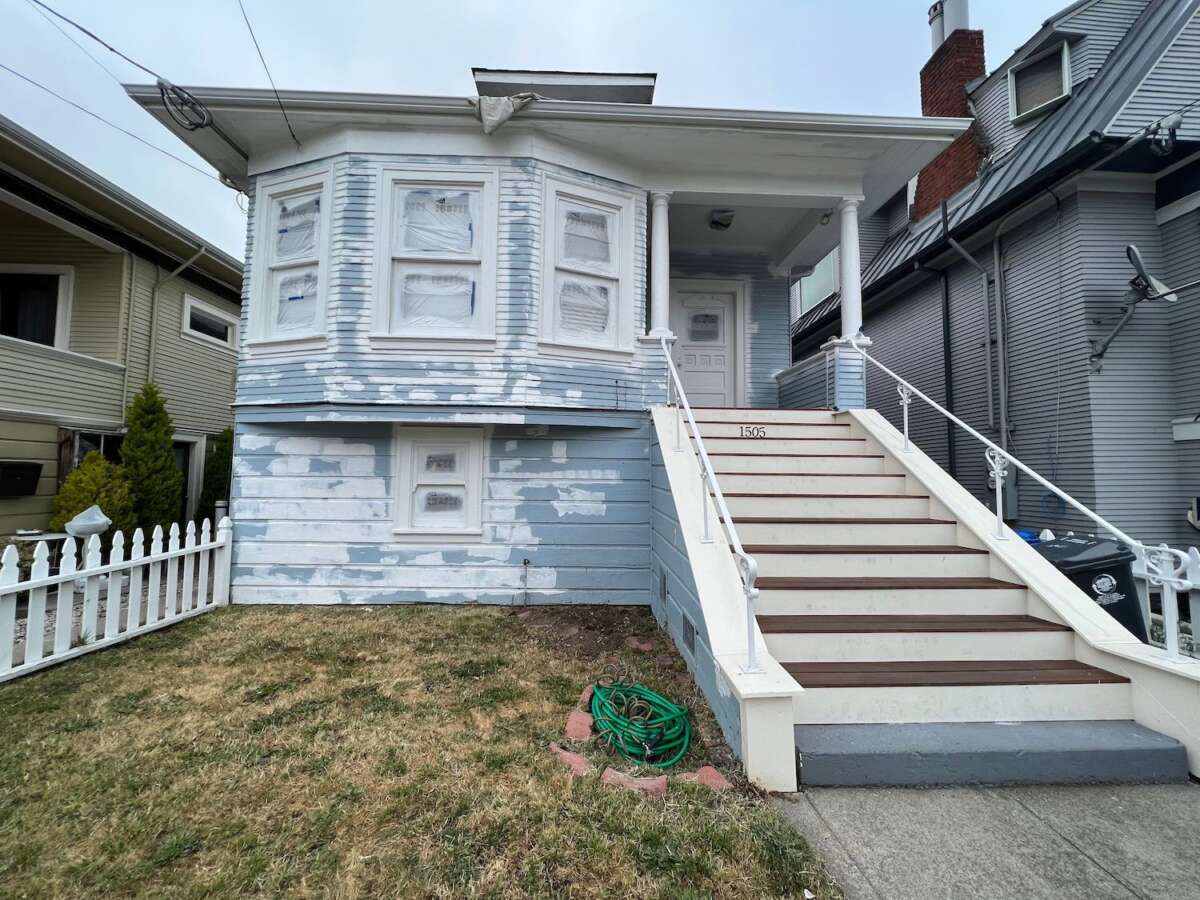  Exterior House Painting in Alameda: Proud Painters at Work!